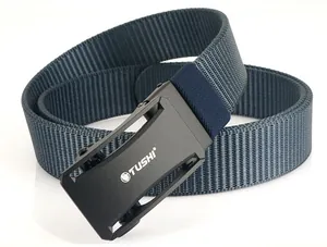 Detail eines gewebten Nylon-Gürtels mit einer mattschwarzen taktischen Metallschnalle