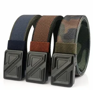 Confronto dettagliato di tre cinture tattiche in nylon blu, marrone e stile mimetico