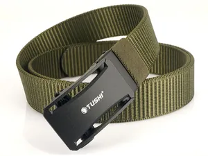 Detail eines armee-grünen Nylon-Gürtels mit einer robusten schwarzen Automatik-Schnalle