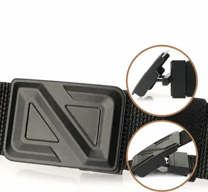Dettaglio della fibbia a pressione nera sulla cintura tattica in nylon da uomo