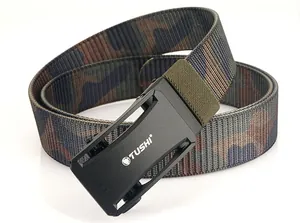 Detailansicht des Camouflage-Nylongürtels mit schwarzer Automatikschließe und Wolfslogo