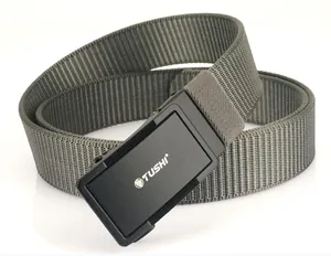 Dettaglio della cintura in nylon verde militare con fibbia nera opaca e logo TUSHI