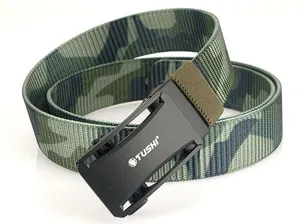 Nahaufnahme des taktischen Camouflage-Nylongürtels mit schwarzer Metallschnalle