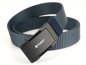 Dettaglio della cintura in nylon blu scuro con fibbia automatica in metallo opaco e logo