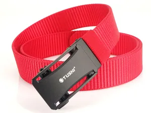 Nahaufnahme des hellroten Nylon-Gürtels mit mattschwarzer Automatik-Schnalle