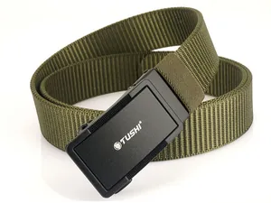 Dettaglio della cintura tattica in nylon verde militare con fibbia automatica in metallo nero