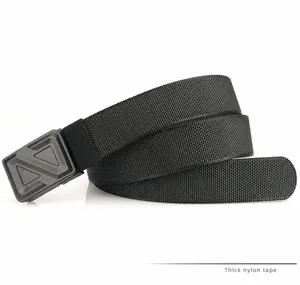 Dettaglio del cinturino tattico in nylon spesso con trama fitta e finitura resistente