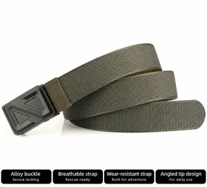 Dettaglio della cintura tattica in nylon verde militare con fibbia in lega di zinco