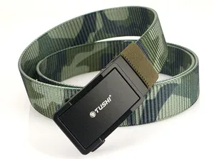 Dettaglio della cintura tattica in nylon mimetico con fibbia in metallo nero opaco