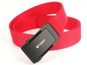 Dettaglio della cintura in nylon rosso con fibbia automatica nera opaca e logo TUSHI