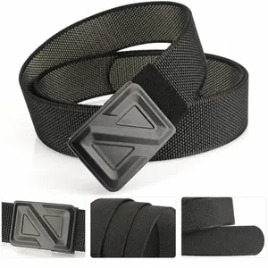 Dettaglio della cintura in nylon intrecciato nero con fibbia geometrica opaca e cinturino