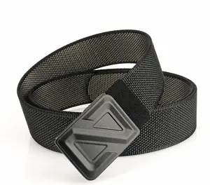 Dettaglio della cintura tattica in nylon nero con trama intrecciata e fibbia a sgancio rapido