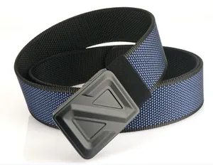 Dettaglio della cintura elastica intrecciata blu e nera con cinturino in nylon e fibbia opaca