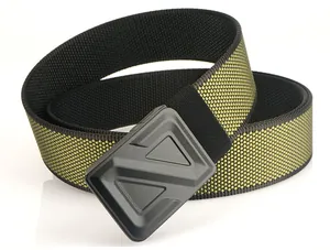 Dettaglio della fibbia tattica in nylon con design a doppio triangolo e trama intrecciata