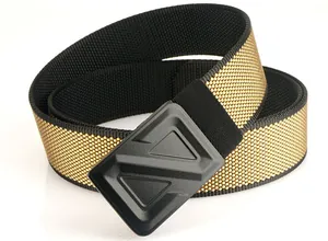 Dettaglio della cintura in nylon bicolore con fibbia nera dal design geometrico