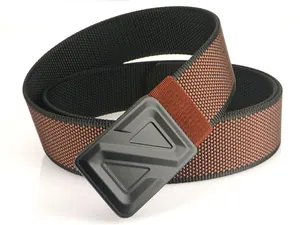 Dettaglio della cintura tattica in nylon intrecciato con fibbia geometrica e cinturino nero