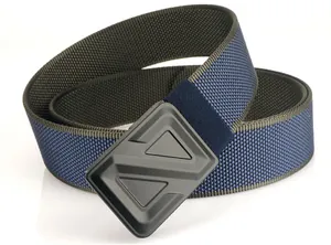 Dettaglio della cintura tattica in nylon con fibbia a sgancio rapido e motivo geometrico