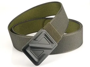 Dettaglio cintura tattica in nylon verde militare con fibbia geometrica nera opaca