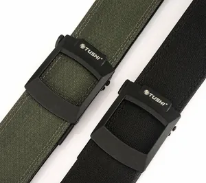 Detail van legergroene en zwarte tactische nylon riemen met matte kunststof gespen
