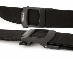 Detail van een tactische nylon riem met verstelbare snelsluiting voor buitengebruik