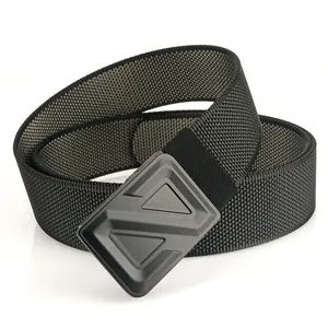 Cintura tattica nera in nylon con fibbia geometrica opaca su sfondo bianco