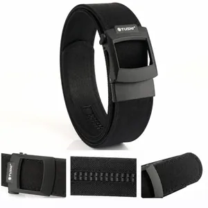 Detail van zwarte nylon tactische riem met matte automatische gesp en interne textuur