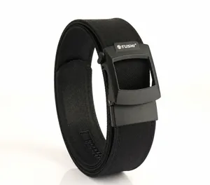 Detail van zwarte tactische nylon riem met matte automatische gesp en TUSHI-logo