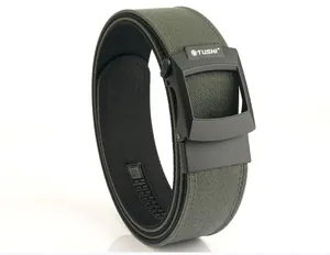 Detailweergave van militaire groene dubbellaagse nylon tactische riem met automatische gesp