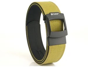Detailopname van een olijfgroene tactische nylon riem met zwarte automatische gesp en logo