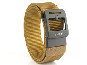 Close-up of the TUSHI nylon tactical belt with a matte black alloy buckle in coyote brown