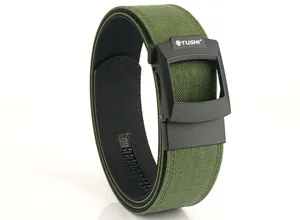 Detail van de legergroene tactische nylon riem met een zwarte matte automatische gesp
