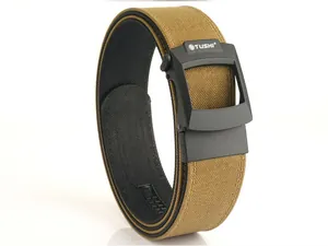 Detail van de dubbellaagse tactische nylon riem in de kleuren coyote bruin en zwart