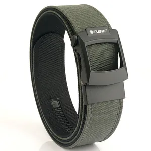 Legergroene tactische nylon riem voor heren met een zwarte automatische gesp sluiting