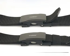 Détail de la ceinture tactique en nylon noir avec boucle en métal et texture tissée