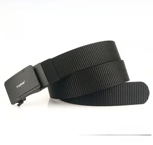 Détail d'une ceinture tactique en nylon noir de 4,3 cm avec boucle en métal mat