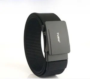 Vue détaillée de la ceinture tactique en nylon noir avec boucle mate noire sans dents