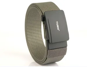 Détail de la ceinture tactique en nylon vert armée avec boucle automatique mate et logo