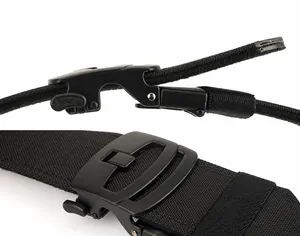 Détail du mécanisme de boucle automatique sur ceinture tactique noire en nylon avec levier