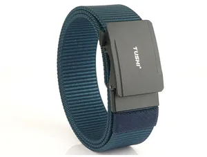 Détail d'une ceinture tactique en nylon bleu marine avec boucle automatique noire mate