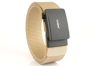 Gros plan sur la ceinture tactique en nylon kaki avec boucle automatique noire mate