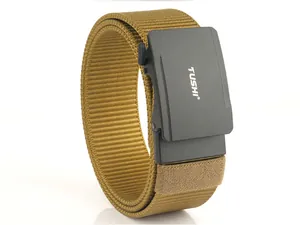 Détail macro de la ceinture tactique en nylon kaki avec boucle automatique noire