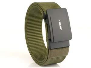Détail de la ceinture tactique en nylon vert olive avec boucle noir mat