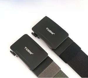 Dettaglio delle cinture tattiche in nylon con fibbie automatiche e trama intrecciata