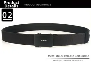 Dettaglio della cintura tattica in nylon con fibbia automatica in metallo nero opaco resistente