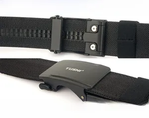 Dettaglio cintura tattica in nylon nero con fibbia automatica e logo TUSHI inciso