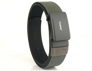 Dettaglio cintura tattica in nylon verde oliva con fibbia automatica in metallo nero