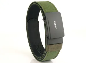 Dettaglio macro della cintura tattica in nylon verde militare con fibbia automatica