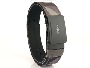 Dettaglio della cintura tattica in nylon con motivo mimetico viola e fibbia automatica nera