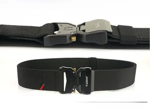 Détail de la ceinture tactique en nylon de 5cm avec boucle en métal et sangle noire