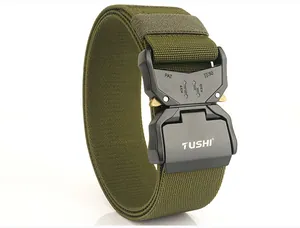 Gros plan sur ceinture tactique en nylon vert armée avec boucle métallique à dégagement